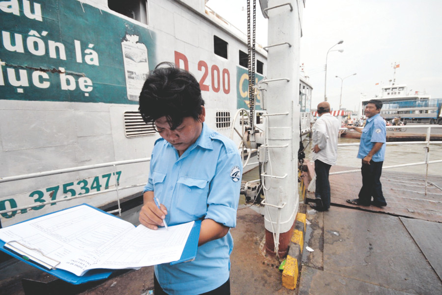 Tất cả làm việc với tinh thần trách nhiệm cho đến chuyến phà cuối cùng. Ảnh: H. Vũ Tất cả làm việc với tinh thần trách nhiệm cho đến chuyến phà cuối cùng. Ảnh: H. Vũ