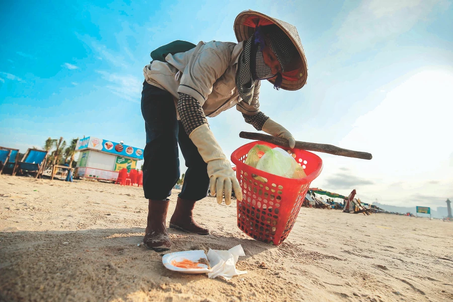 Công nhân vệ sinh dọn rác ở khu tắm biển Bãi Cháy - Hạ Long