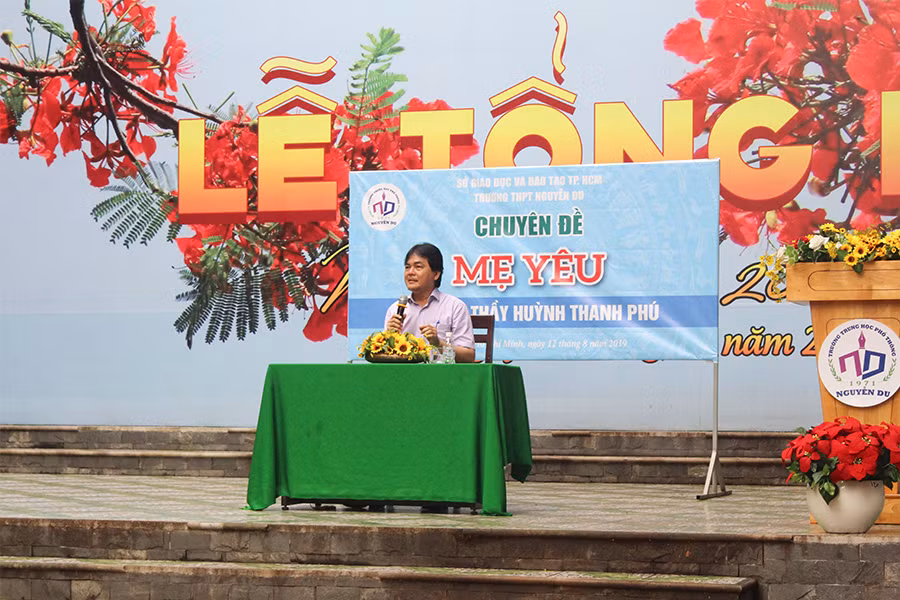 Thầy Huỳnh Thanh Phú - hiệu trường trường THPT Nguyễn Du (quận 10, TP.HCM)