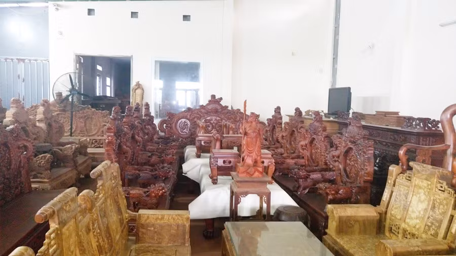 Những người làm nghề mộc xã Minh Cường luôn sáng tạo để có mẫu mới đủ sức cạnh tranh ra thị trường.