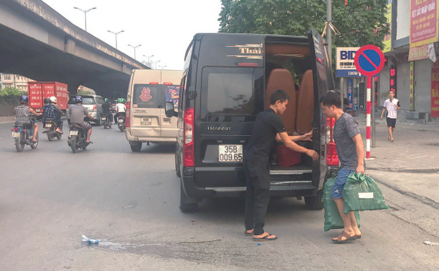 Xe Limousine của nhà xe Thái Long dừng đỗ, đón trả khách trên đường Nguyễn Xiển, Thanh Xuân, Hà Nội (Chụp ngày 29/4/2019). Ảnh: Tạ Tôn