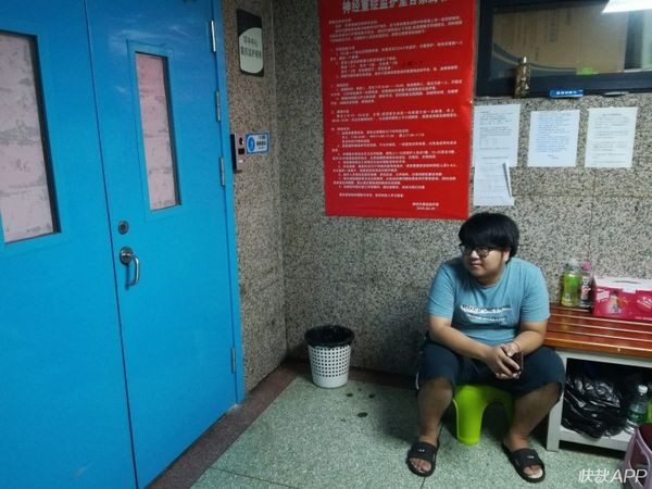Cảm động ‘nụ hôn vĩnh biệt’ của chàng trai dành cho bạn gái trước khi qua đời ảnh 2 Tình yêu và sự kiên trì của Tôn Dương dành cho Viêm Đệ khiến nhiều người xúc động. “Nếu tôi không hôn thì chẳng còn cơ hội nào hôn cô ấy nữa. Chắc chắn rằng cô ấy chưa bao giờ muốn từ bỏ thế giới này. Chỉ là những ngày sau cùng, cô ấy nói rằng không thể chịu đựng nổi nữa, không thể kiên trì nữa” - Tôn Dương chia sẻ.