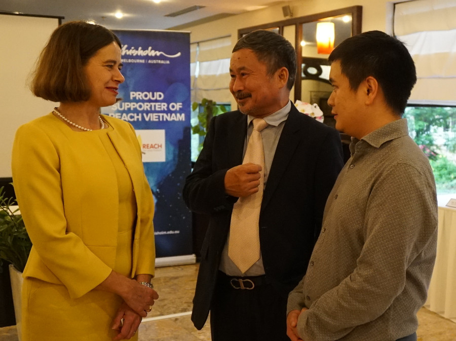 Bà Robyn Mudie - nữ Đại sứ Australia trao đổi với Tiến sĩ Phan Quốc Việt.