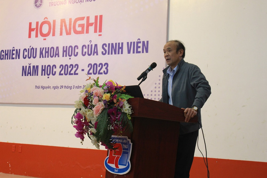 TS Lê Hồng Thắng, Hiệu trưởng trường Ngoại ngữ phát biểu tại Hội nghị.