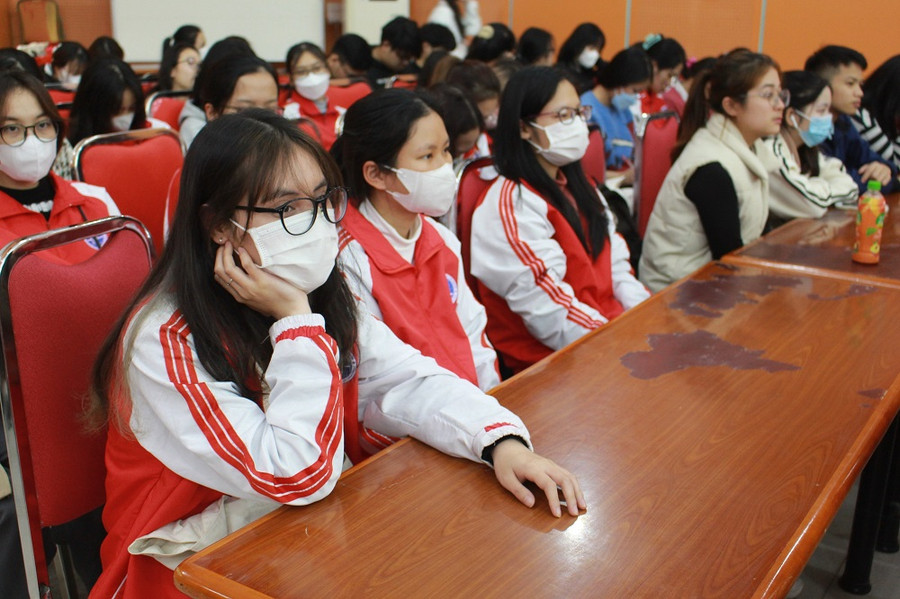 Hội nghị thu hút đông đảo sinh viên tham gia.