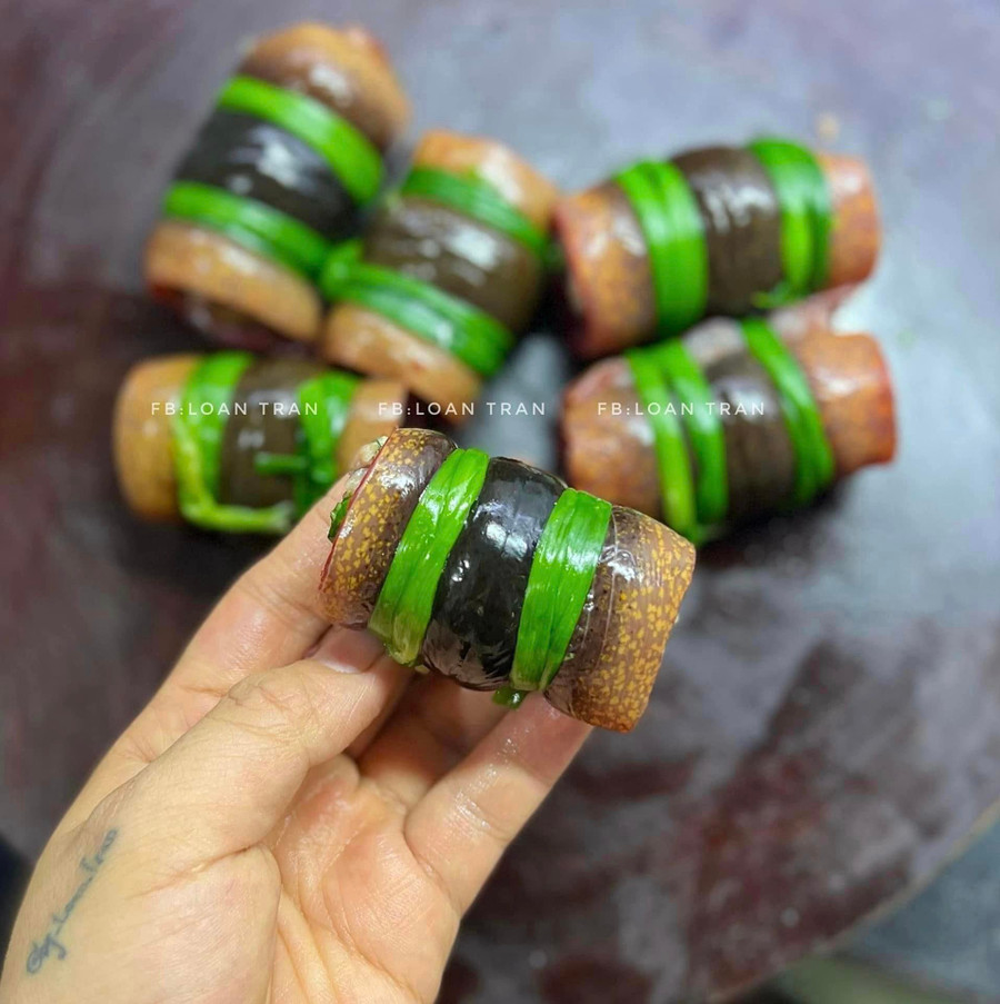 Lươn cuộn chả lá lốt, buộc dây hành.