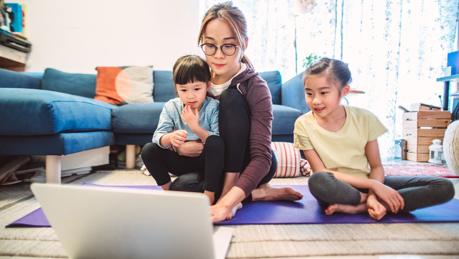 Ngay cả khi bạn đang bận rộn điên cuồng chuẩn bị cho chuyến công tác của mình, hãy dành chút thời gian quý giá cho con. (Ảnh: ITN).