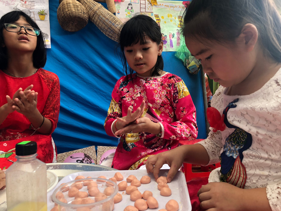 Các em được tự tay làm món bánh trôi nước