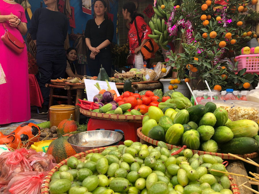 Những mặt hàng nông sản cũng được học sinh và phụ huynh bày bán tại gian hàng.