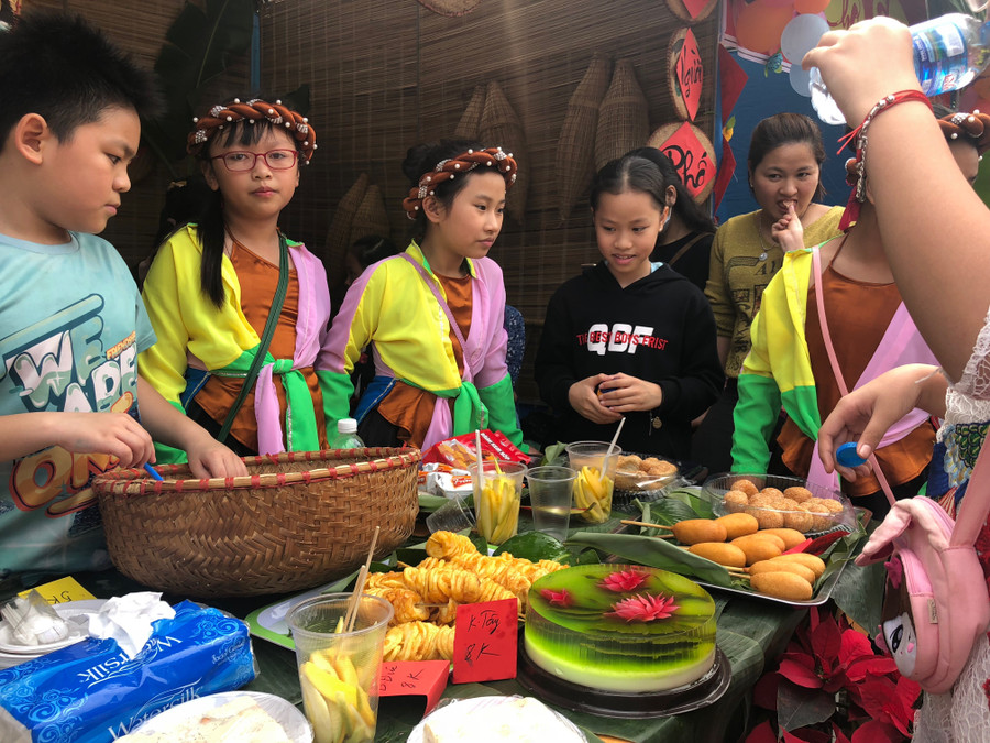 Những món ăn được các em cùng phụ huynh làm ra cũng sẽ được chính tay các em bày bán tại gian hàng của lớp mình.