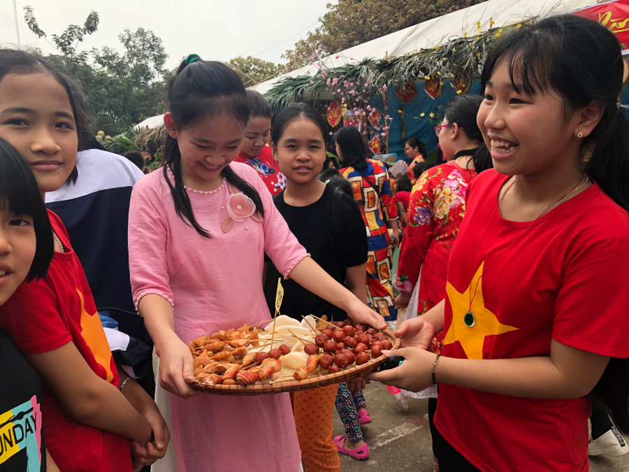 Nhiều học sinh tỏ ra thích thú khi được đi rao bán những sản phẩm do tự tay mình làm ra.