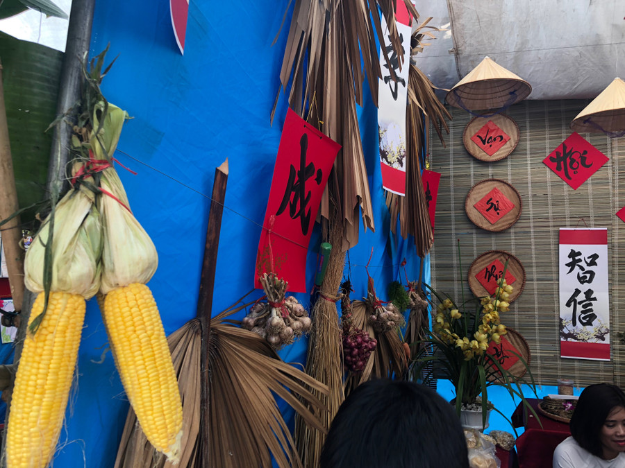 Một góc gian hàng được bài trí tương tự như tại các chợ quê.