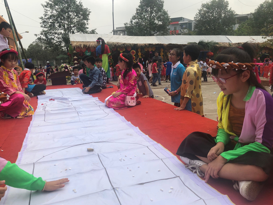 Trò chơi đánh đu và ô ăn quan được nhà trường tái hiện tại hội chợ.