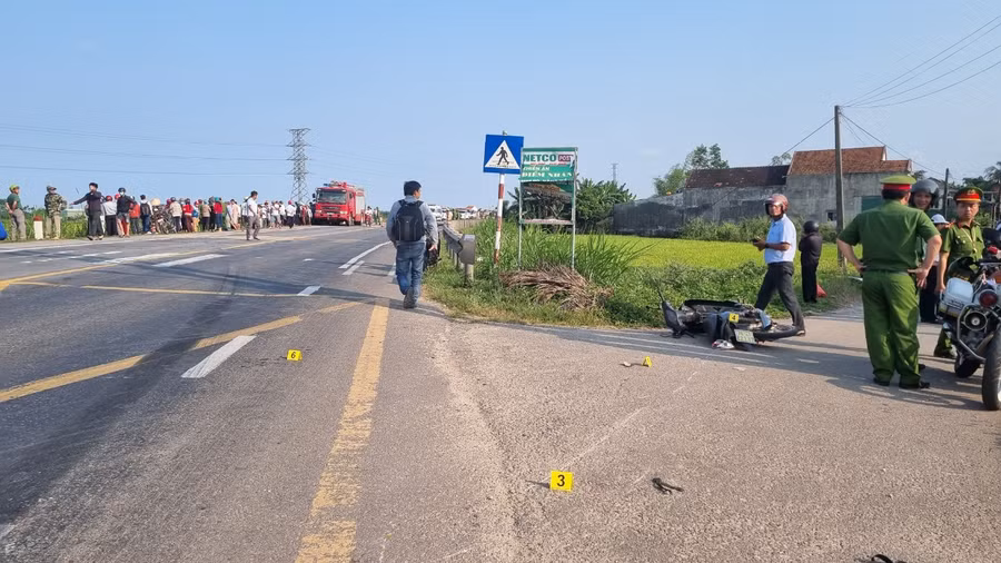 Vụ tai nạn khiến giao thông qua Quốc Lộ 1 bị ách tắc.