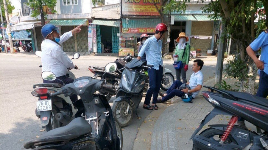 Nhiều người đi xe máy bị té ngã do vệt dầu nhớt kéo rê đoạn dài. Nhiều người đi xe máy bị té ngã do vệt dầu nhớt kéo rê đoạn dài.