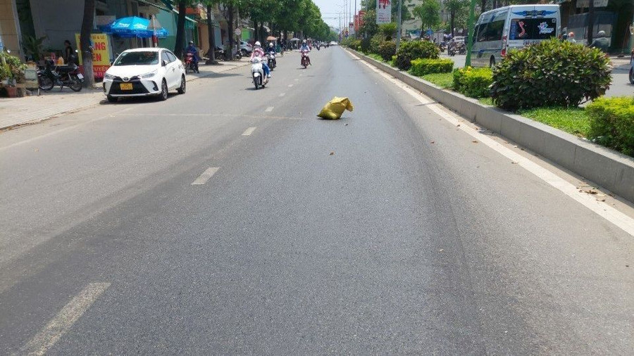 Người dân đặt chướng ngại vật để cảnh báo người tham gia giao thông. Người dân đặt chướng ngại vật để cảnh báo người tham gia giao thông.