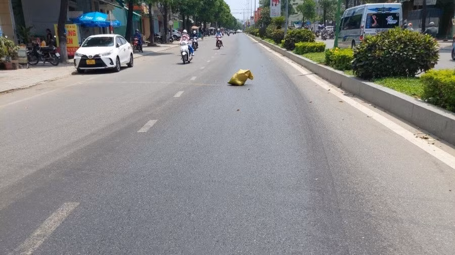 Người dân đặt chướng ngại vật để cảnh báo người tham gia giao thông.