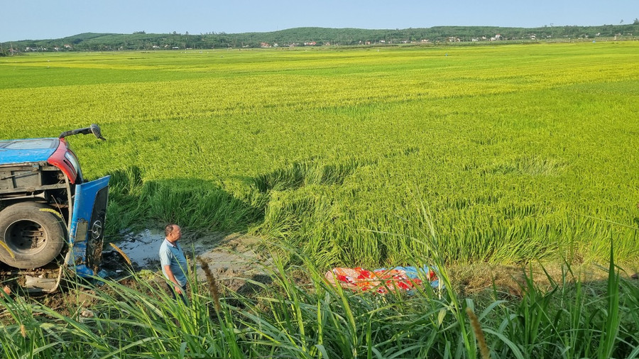 Thi thể tài xế đã được đưa ra khỏi xe ô tô khách.