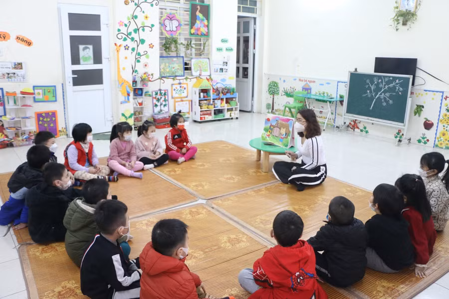 Cô trò Trường Mầm non Lương Khánh Thiện cùng học bài trong giờ kể chuyện.