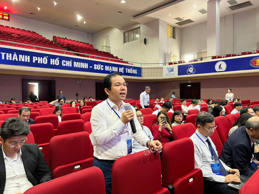 Một đại biểu đóng góp ý kiến tại hội nghị. Một đại biểu đóng góp ý kiến tại hội nghị.