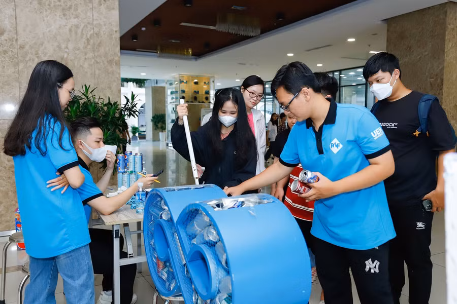 Sinh viên UEH trong một không gian thực học. 