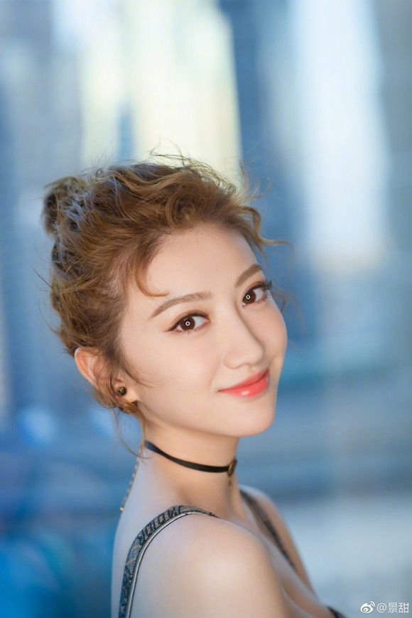 tóc xoăn, tóc xoăn ngắn, thời trang tóc mùa thu 2019