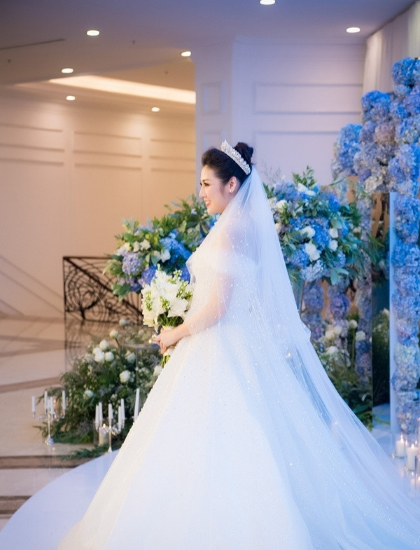 Ghen tị với những thiết kế váy cưới lộng lẫy như cổ tích của loạt sao việt