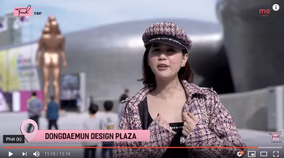 Ngọc Trinh để lộ vùng da cổ kém thẩm mĩ của mình.