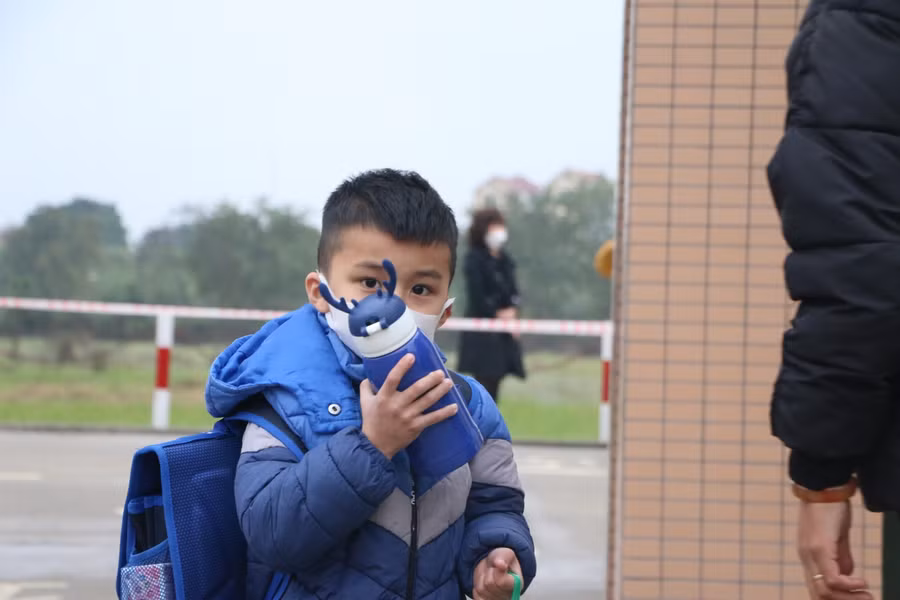 Mỗi em đều mang theo chai nước cá nhân từ nhà để uống tại lớp.