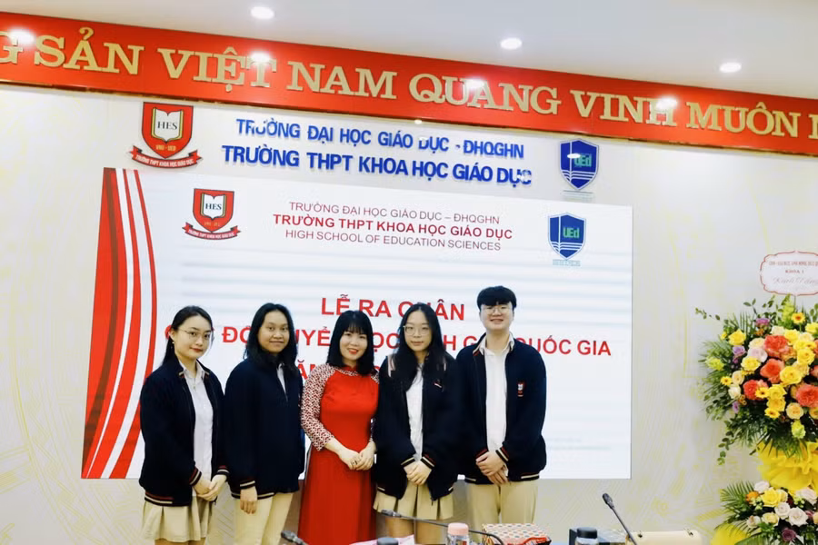 Cô Vũ Thị Hà Phương (thứ 3 từ trái qua) cùng các học trò trong lễ ra quân của đội tuyển tham gia kỳ thi học sinh giỏi quốc gia năm 2022.