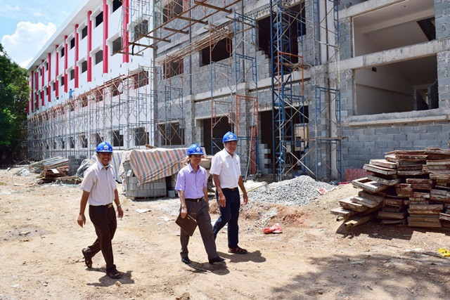 Đoàn trực tiếp xuống công trình đang xây dựng của Trường ĐH Sài Gòn để kiểm tra tổng quy mô, diện tích và tiến độ xây dựng