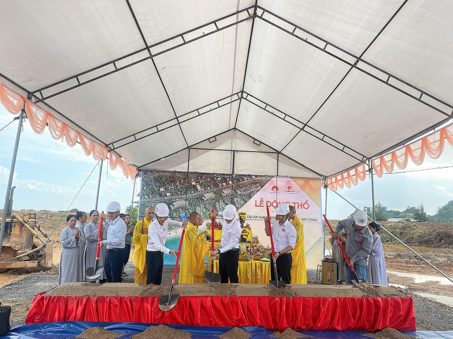 Các đại biểu làm lễ khởi công dự án.