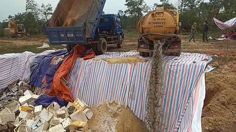 Gần 73 tấn hải sản tồn kho không đảm bảo an toàn thực phẩm bị tiêu hủy. Ảnh: TNMT.