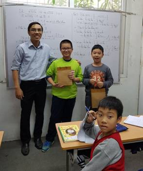 Thầy Minh trao phần quà cho những học sinh có kết quả học tập tốt trong tháng Thầy Minh trao phần quà cho những học sinh có kết quả học tập tốt trong tháng