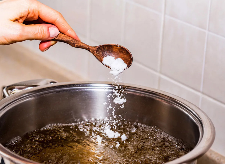 Hãy bắt đầu với một muỗng cà phê mỗi lần nêm và đảm bảo nếm thử mỗi lần thêm vào. (Ảnh: ITN). Hãy bắt đầu với một muỗng cà phê mỗi lần nêm và đảm bảo nếm thử mỗi lần thêm vào. (Ảnh: ITN).