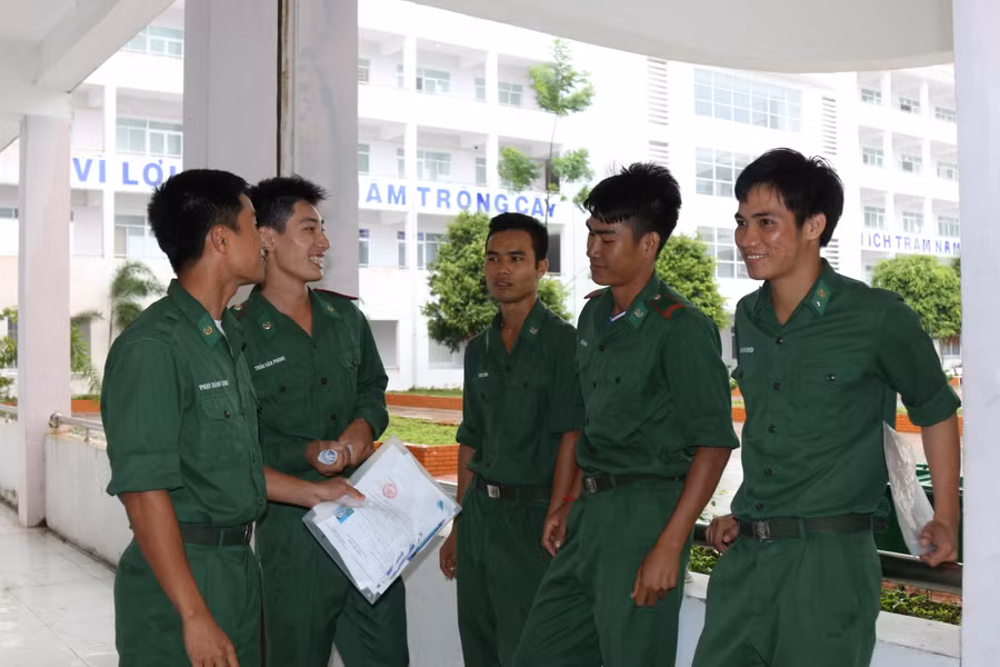 Xe công an, quân sự đưa hơn 200 chiến sĩ đi thi