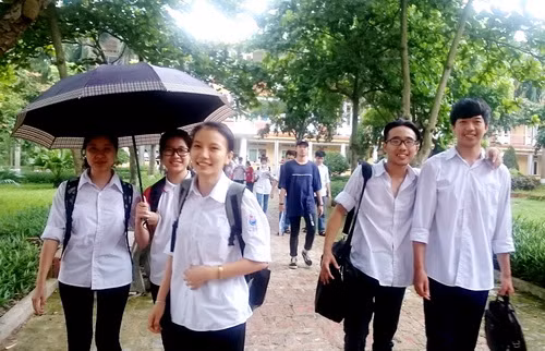 Thí sinh kết thúc môn thi cuối cùng sáng 24/6 trong tâm trạng thoải mái, vui vẻ