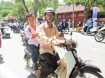 Thí sinh “tý hon” Trần Đình Quý được bố đưa đến điểm thi Thí sinh “tý hon” Trần Đình Quý được bố đưa đến điểm thi