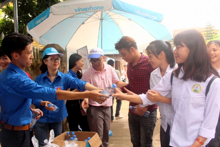 Lực lượng thanh niên tình nguyện luôn đồng hành, tiếp sức thí sinh Lực lượng thanh niên tình nguyện luôn đồng hành, tiếp sức thí sinh