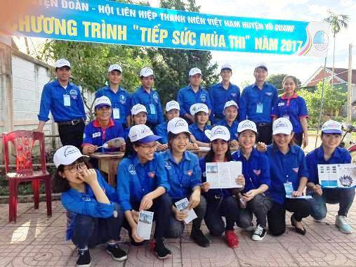 Các bạn nữ cẩn thận ghi tên lên túi đồ tránh nhầm lần khi giữ và nhận túi đồ giúp thí sinh.