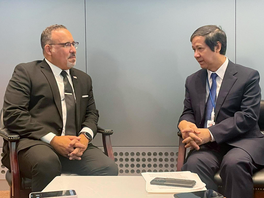 Bộ trưởng Nguyễn Kim Sơn (bìa phải) và Bộ trưởng Giáo dục Hoa Kỳ Miguel Cardona (bìa trái) trao đổi tại cuộc gặp.