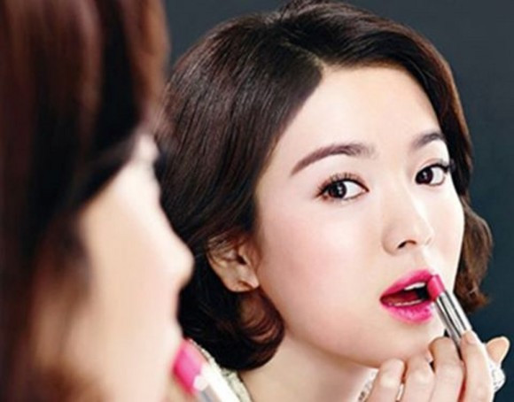Đàn bà mà không biết trang điểm thì chỉ giống như thửa ruộng khô cằn