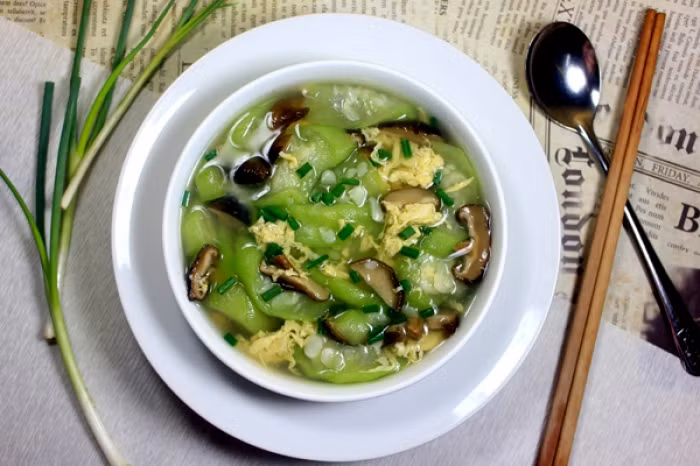 Canh mướp nấu nấm hương ngọt mát ngày hè