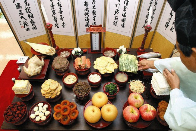 Đồ lễ cúng Táo quân của người Hàn Quốc. Đồ lễ cúng Táo quân của người Hàn Quốc.