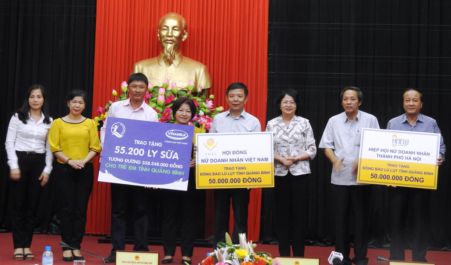 Đoàn công tác tới thăm hỏi và tặng quà gia đình anh Nguyễn Thu Lộc – người đã gặp tai nạn và mất trong quá trình giúp dân khắc phục hậu quả của cơn bão tại tỉnh Hà Tĩnh.