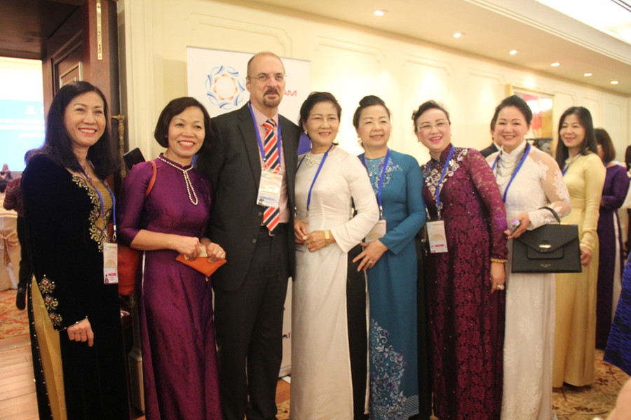 Đại biểu chụp hinh lưu niệm tại diễn đàn