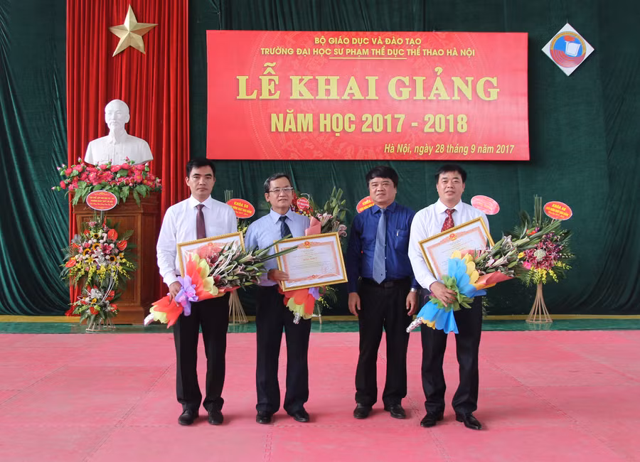 Ông Nguyễn Văn Vui - Vụ trưởng Vụ thi đua, khen thưởng Bộ Giáo dục và Đào tạo trao Bằng khen của Thủ tướng Chính phủ cho BCH Đoàn thanh niên và 2 cá nhân của Trường.