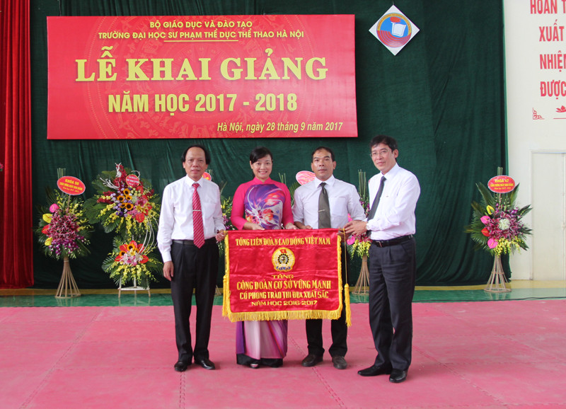 Ông Vũ Minh Đức - Chủ tịch Công đoàn Giáo dục Việt Nam trao Cờ thi đua của Tổng Liên đoàn Lao động Việt Nam cho tập thể BCH Công đoàn trường.