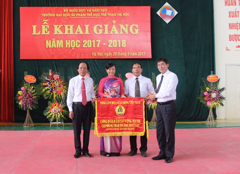 Ông Vũ Minh Đức - Chủ tịch Công đoàn Giáo dục Việt Nam trao Cờ thi đua của Tổng Liên đoàn Lao động Việt Nam cho tập thể BCH Công đoàn trường.