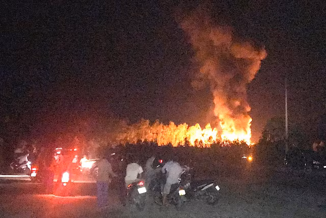 Vụ cháy nổ làm sáng rực cả bầu trời, khiến nhiều người dân hoảng sợ 